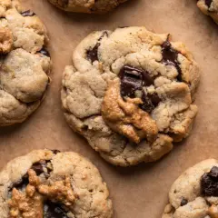 Saftige Schoko-Erdnussbutter-Cookies, perfekt für jedes Cookies Rezept.