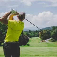 Golfer im Bergischen Land schwingt den Schläger. Ein perfekter Abschlag auf dem bergisch land golfplatz.