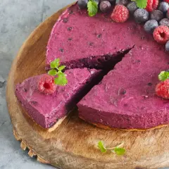 Beeren-Torte, ein köstliches Beispiel für einfache torten rezepte, verziert mit frischen Beeren und Minze.