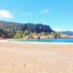 Arena dorada, mar turquesa y acantilados verdes. Un paraíso natural en las playas de O Vicedo, perfecto para desconectar.