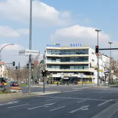 Kreuzung am Walther-Schreiber-Platz mit dem Ärztehaus und dem Supermarkt "basic".
