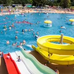 Mnóstwo ludzi korzysta z basenów i zjeżdżalni wodnych. To idealne, fajne miejsca nad wodą mazowieckie na letnie orzeźwienie i zabawę dla całej rodziny.