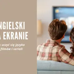 Para oglądająca film na ekranie telewizora.