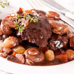 Wołowina po burgundzku: przepis krok po kroku | Sekret smaku