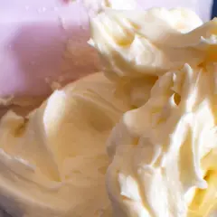 Puszysty krem z mascarpone i śmietanki, gotowy do dekorowania tortu.