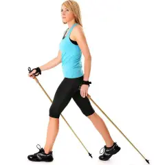Kobieta ćwiczy nordic walking, pokazując, jak dobrać kije.