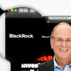 Larry Fink, CEO BlackRock, zarządza ogromnymi aktywami. Na ekranie logo firmy i hasło "About us".