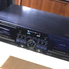 Czarny deck kasetowy TEAC W-860R z funkcją Dolby HX PRO i auto reverse.