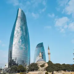 Nowoczesne wieżowce i meczet w Baku, symbolizujące rozwój i bezpieczeństwo Azerbejdżanu.