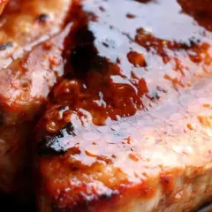 Travers de porc juteux, nappés d'une sauce barbecue brillante. La marinade travers de porc barbecue a caramélisé à la perfection.
