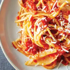 En portion tomatsoppa med pasta, toppad med riven ost. Enkel och god vardagsmat.