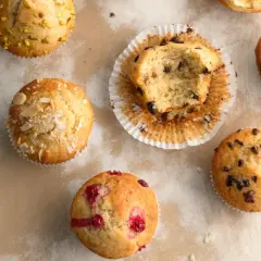 Vielfalt an Muffins: Schoko, Blaubeer, Himbeer, Pistazien und Mandel. Hier sind die besten Muffin Rezepte für jeden Geschmack!