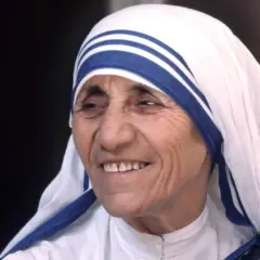 Porträt von Mutter Teresa, deren Leben und Wirken von tiefer Nächstenliebe und dem biblischen Auftrag zeugen.