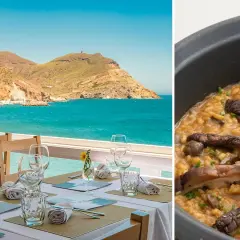 Mesa puesta con vistas al mar en Almería, junto a un plato de arroz con setas, ideal para disfrutar de un delicioso pescado almería.