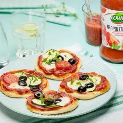 Pizzerinki z ciasta do pizzy, z sosem neapolitańskim Łowicz, mozzarellą, cukinią, oliwkami i pomidorkami.