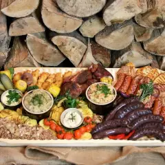 Bogata deska mięs i dodatków, idealna na góralskie przyjęcie. Sprawdź borowa chata menu cennik.