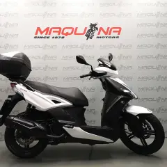 Scooter Kymco Agility City 125 blanca y negra, con maletero. Opiniones positivas para este modelo.