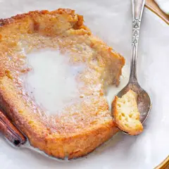 Torrijas con leche condensada, un postre casero con canela y una cuchara lista para probar.