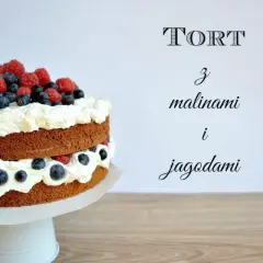 Dwupoziomowy tort z bitą śmietaną, malinami i jagodami, ozdobiony świeżymi owocami na wierzchu. Idealny na letnie przyjęcie.