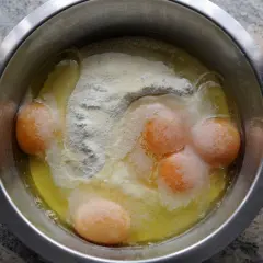 Rohe Eier und Mehl in einer Schüssel. Manche Leute essen Mehl roh, aber das ist nicht empfehlenswert.