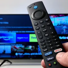 Fernbedienung für Fire TV mit Prime Video, Netflix und Disney+ Apps auf dem Bildschirm.