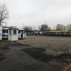 Pusta pętla autobusowa PKS Częstochowa z kilkoma autobusami i wiatami.