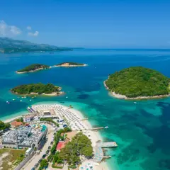 Rajska plaża z wysepkami w Ksamilu. Warto zobaczyć to miejsce w Albanii, idealne na wakacje.