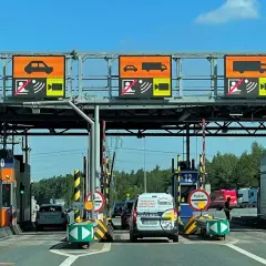Wjazd na autostradę A4. Znaki informują, jak zapłacić za autostradę A4: bramki poboru opłat dla samochodów osobowych i ciężarowych.