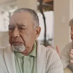 Ein Mann mit altersstarrsinnigem Blick, dem seine Frau etwas vorwirft.