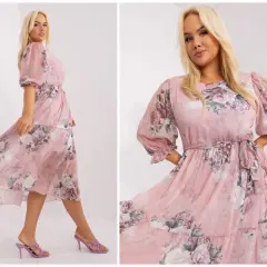 Elegancka, różowa sukienka w kwiaty, idealna na lato. Tanie sukienki dla puszystych, które podkreślą Twoją figurę i dodadzą pewności siebie.
