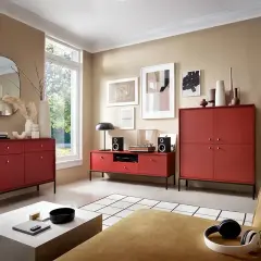 Nowoczesny salon z meblami w bordowym kolorze ścian. Wygodna kanapa i stolik kawowy zapraszają do relaksu.