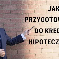 Mężczyzna w garniturze wyjaśnia, jak dostać kredyt hipoteczny. Tekst na ceglanej ścianie: "Jak przygotować się do kredytu hipotecznego?".