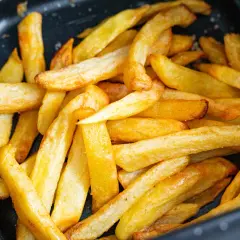Goldgelbe, knusprige Pommes im Airfryer, bereit zum Genießen. Perfekt für einen schnellen Snack!