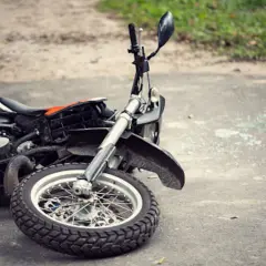 Una moto accidentada y tirada en el suelo. Parece que alguien intentó como desahogar una moto, pero el resultado fue este.