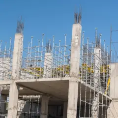 Budowa betonowego stropu z rusztowaniami i zbrojeniem.
