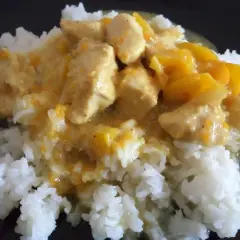 Pyszny kurczak curry z ryżem, idealny pomysł na obiad.