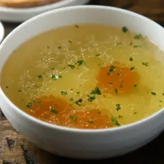 Aromaticzny rosół z marchewką i natką pietruszki, idealny na niedzielny obiad. Dowiedz się, jak ugotować rosół, by był klarowny i pyszny.