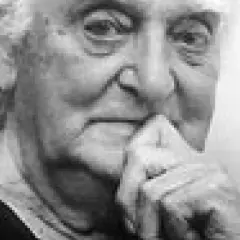 Portret starszego mężczyzny, Edwarda Hartwiga, z dłonią przy ustach, w czarno-białej tonacji.