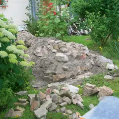Nowe rabata skalniaki projekty w trakcie tworzenia. Kopiec ziemi i kamieni czeka na ułożenie.
