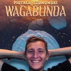 Uśmiechnięty Piotr Szumowski, gwiazda stand-upu, leży na tle napisu "WAGABUNDA" i lodowych krajobrazów.