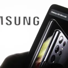Samsung Galaxy S21 Ultra 5G mit Fokus auf die Kamera. Überlegung, 5G ausschalten Samsung für Akkulaufzeit.