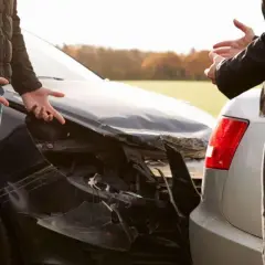 Po stłuczce kierowcy dyskutują, jak sprawdzić numer polisy OC.