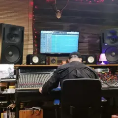 Najlepsi producenci muzyczni w Polsce: kto stoi za hitami?