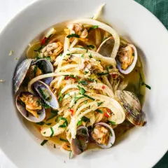 Spaghetti Vongole mit frischen Muscheln, Kräutern und einem Hauch Chili. Ein Genuss für alle Sinne.