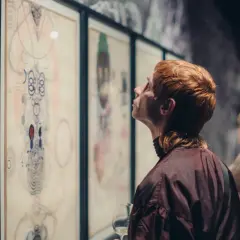 Odwiedzający podziwia abstrakcyjne dzieła w muzeum sztuki nowoczesnej w Budapeszcie.