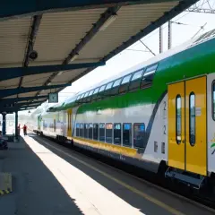 Pociąg na peronie. Zastanawiasz się nad pendolino Katowice - Kołobrzeg cena biletu?