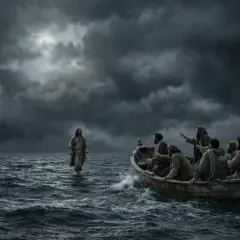 Jezus idzie po wzburzonym morzu do łodzi pełnej uczniów, jak w psalm 33. Burzowe chmury nad nimi.