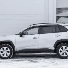 Srebrny crossover stoi na śniegu. To idealny samochód na zimowe wyprawy, bo to właśnie crossover co to za auto, które łączy cechy SUV-a i kombi.