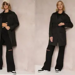 Dwie stylizacje z czarnym trenczem: jedna z paskiem, druga bez, obie z szerokimi, podartymi spodniami i sneakersami.
