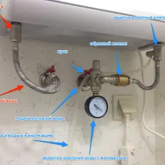 Instalacja wodna bojlera Ariston: wyjście gorącej wody, podaż zimnej wody, zawory, reduktor ciśnienia z manometrem. Jak zresetować bojler Ariston?